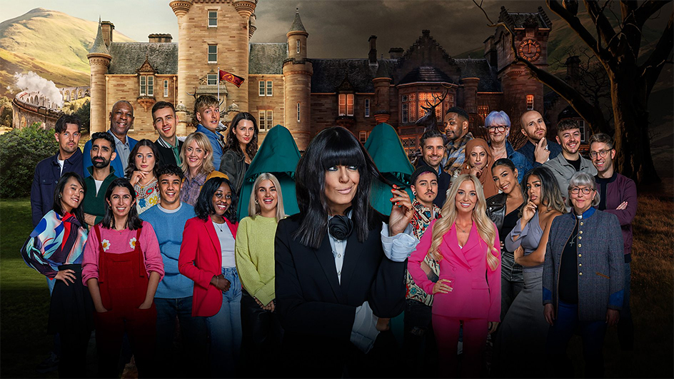 Claudia Winkleman poses in front of the mansion from The Traitors with all of the contestants.